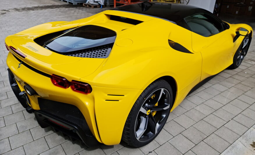Ferrari SF90 Stradale Hybride Cuir Noir avec coutures et rayures jaunes 1.000CV, MON 2021 (10154) ( 9.059.000,00 MAD)